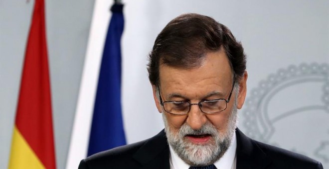 El presidente del Gobierno, Mariano Rajoy, durante la declaración institucional celebrada esta noche en La Moncloa, en Madrid, para valorar la jornada vivida en Cataluny a causa del referéndum. EFE/J. J. Guillén
