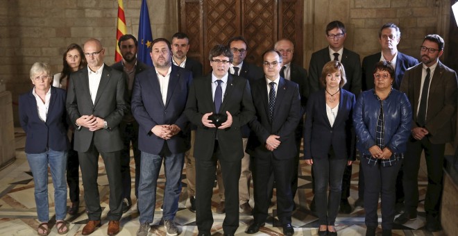 Fotografia facilitada por la Generalitat de la declaración del president catalán Carles Puigdemont y su gobierno tras el referéndum celebrado en Cataluña. EFE/Jordi Bedmar