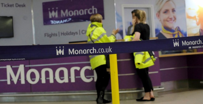 Personal del aeropuerto británico de Birmingham en los mostradores de la aerolínea Monarch, vacíos. REUTERS/Darren Staples