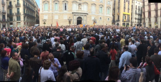 Concentració de protesta a Plaça de Sant Jaume per l'actuació policial
