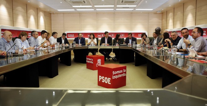El secretario general del PSOE, Pedro Sánchez, preside la reunión de la Comisión Permanente en la sede de la calle Ferraz, un día después del 1-O. EFE/Mariscal