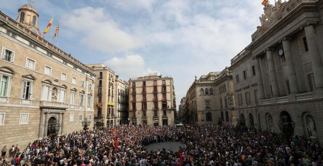 Vista de la concentración en la Plaza de Sant Jaume, en protesta por la actuación policial durante el 1-O, en la que han participado, entre otros, el president de la Generalitat, Carles Puigdemont, flanqueda por el vicepresidente catalán, Oriol Junqueras,