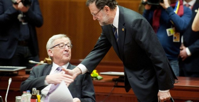 El presidente del Gobierno, Mariano Rajoy, saluda al de la Comisión Europea, Jean Claude Juncker, al comienzo de una cumbre en Bruselas. EFE