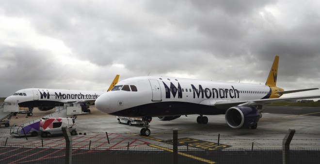 Dos aviones de la aerolínea Monarch Airlines permanecen inoperativos después de que la compañía anunciase el cese de su actividad, en el aeropuerto de Luton, Reino Unido. EFE/Neil Hall