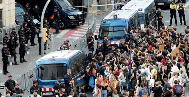 Concentració per demanar la marxa de Catalunya de la policia espanyola davant de la comissaria de Via Laietana / EFE Juan Carlos Càrdenas