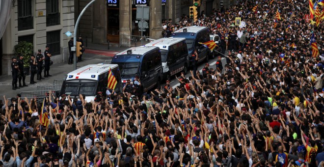 Miles de personas se concentran frente a la sede principal de la Policía Nacional de Barcelona. REUTERS/Susana Vera