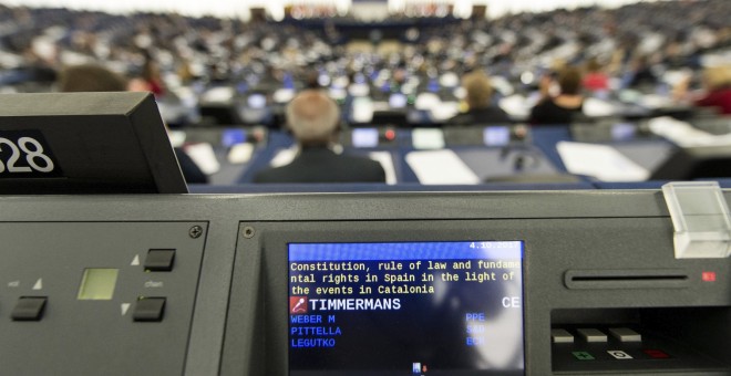 Eurodiputados escuchan el discurso del vicepresidente primero de la Comisión Europea, Frans Timmermans, durante el debate sobre Catalunya. EFE/PATRICK SEEGER