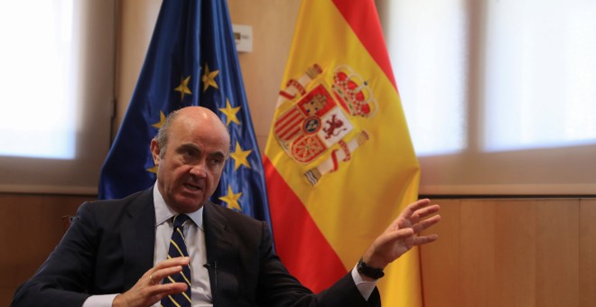 El ministro de Economía, Luis de Guindos, en una entrevista con la agencia Reuters en su despacho. REUTERS/Sergio Perez