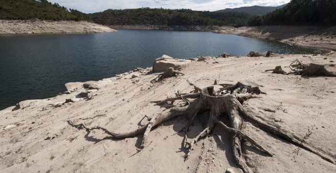 Aspecto del embalse de Linsoso, en el municipio orensano de Lobios, donde se ha decretado el estado de alerta por sequía - EFE/Brais Lorenzo