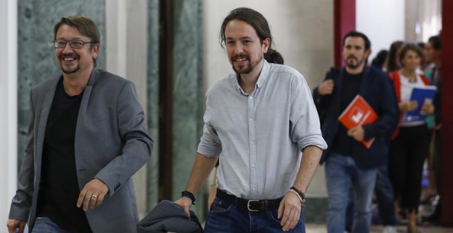 El secretario general de Podemos, Pablo Iglesias (c), el coordinador federal de IU, Alberto Garzón (d), y el portavoz de En Comù Podem en el Congreso, Xavier Domènech, tras asistir en el Congreso a la reunión, convocada por la formación morada, de una mes