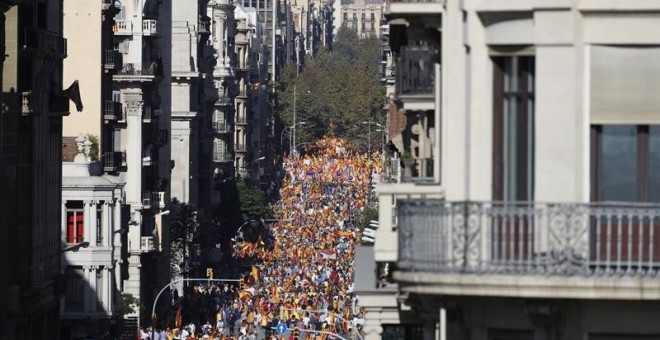 Manifestants en favor de la unitat d'Espanya omplen la Via Laietana des d'abans de l'inici de la marxa / EFE Alberto Estévez