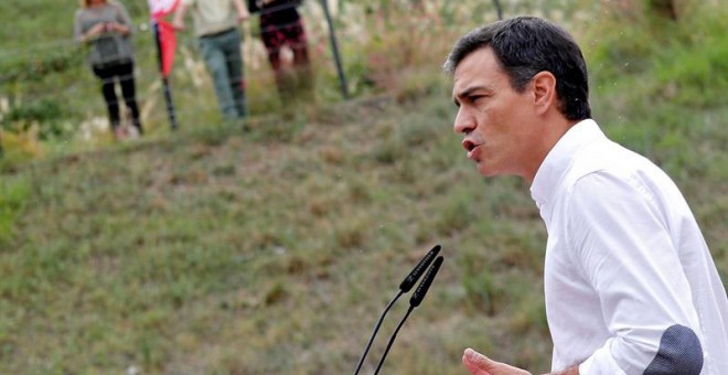 El secretario general del PSOE, Pedro Sánchez, interviene durante la Fiesta de la Rosa que el sábado 7 de octubre celebraron los socialistas valencianos. | MANUEL BRUQUE (EFE)