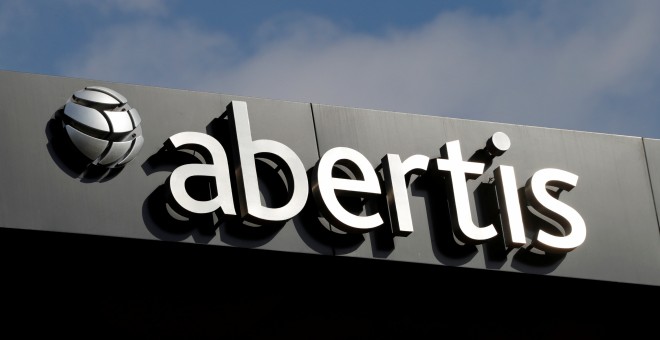 El logo de Abertis en su sede en barcelona. REUTERS/Eric Gaillard