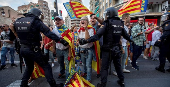 Los ultras revientan la manifestación del 9 d’octubre en Valencia ante la impunidad policial. EFE/Biel Aliño