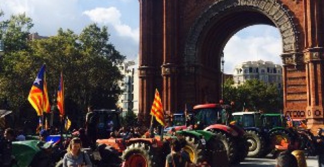 Pagesos s'han desplaçat a les immediacions del Parlament de Catalunya per manifestar el seu suport al president Puigdemont