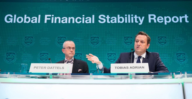 El director del Departamento de Asuntos Monetarios del Fondo Monetario Internacional (FMI), Tobias Adrian (d), y el vicepresidente, Peter Dattels (i), presentan el informe de estabilidad financiera global. EFE/ Stephen Jaffe
