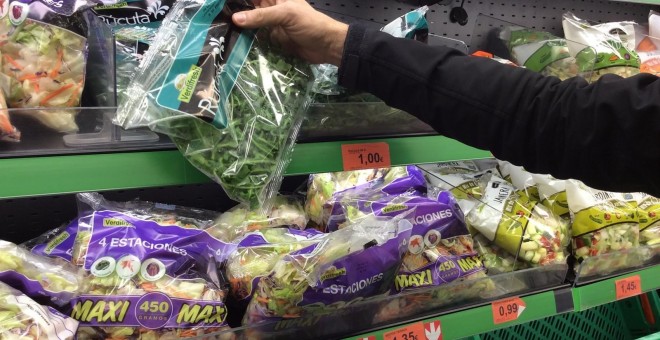 Bolsas de verduras en un supermercado. E.P.