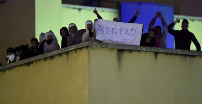 Un grupo de internos del CIE de Aluche protesta en la azote del centro en octubre de 2016.- EFE