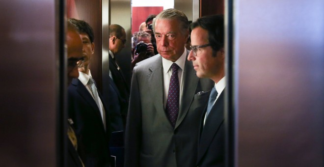 El expresidente del Banco Espírito Santo (BES) Ricardo Salgado llega a una rueda de prensa en Lisboa, después de ser acusado de corrupción tras una operación policial. EFE/JOSE SENA GOULAO