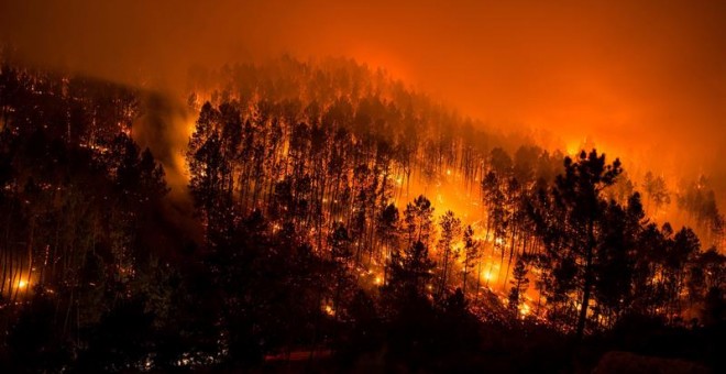 Vista nocturna del incendio forestal en el municipio orensano de Lobios, en pleno parque natural del Xurés. EFE