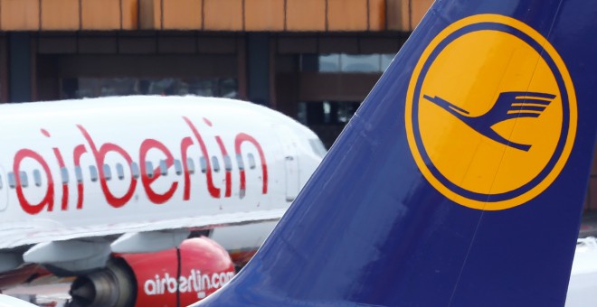 Un avión de Lufthansa junto a un aparato de Air Berlin en el aeropuerto berlinés de Tegel. REUTERS/Hannibal Hanschke