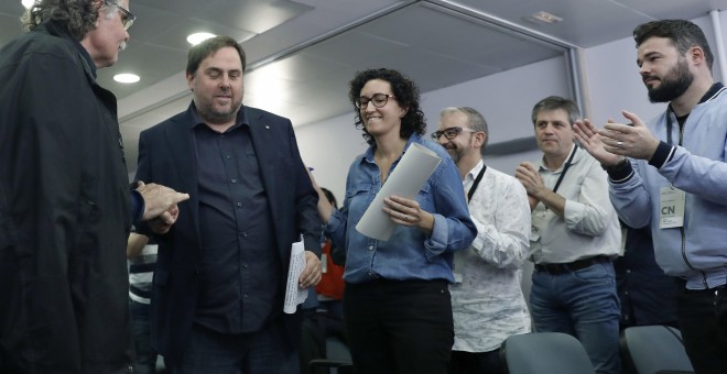 El vicepresidente del Govern, Oriol Junqueras, es saludado por Joan Tarda (i), Marta Rovira y Gabriel Rufián (d), momentos antes de iniciar su intervención tras la reunión del Consell Nacional de la formación republicana. EFE/Andreu Dalmau