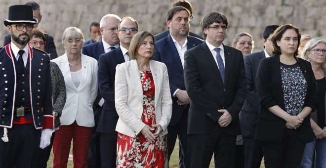 El presidente de la Generalitat, Carles Puigdemont (2ºd), acompañado por la alcaldesa de Barcelona, Ada Colau (d), y la presidenta del Parlamento de Cataluña, Carme Forcadell (c), durante el homenaje al ex expresident Luís Companys en el lugar donde fue f