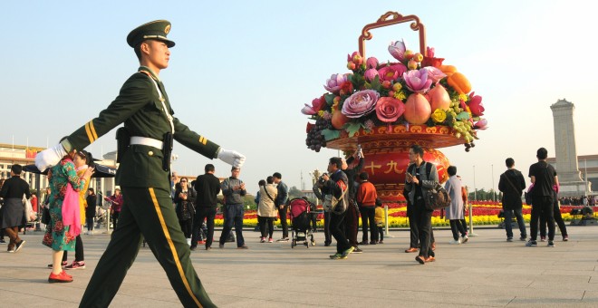 Un Policía Paramilitar camina en la Plaza de Tiananmen en Beijing./REUTERS