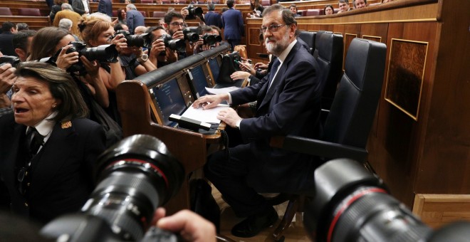 El presidente del Gobierno, Mariano Rajoy, en su escaño antes del inicio del Pleno del Congreso de la pasada semana sobre el crisis catalana. REUTERS/Sergio Perez