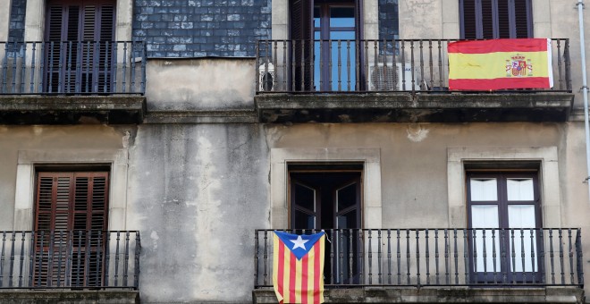 Balcones de un edificio de viviendas en Barcelona con la estelada y con la bandera española. REUTERS/Gonzalo Fuentes
