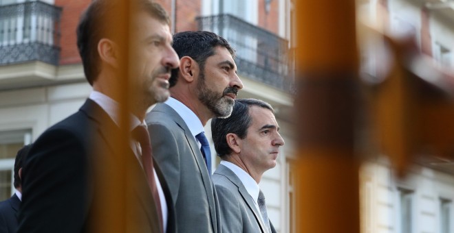El mayor de los Mossos d'Esquadra, Josep Lluís Trapero (c), a su llegada a la Audiencia Nacional para declarar como imputado de sedición. EFE/ J.J.Guillén