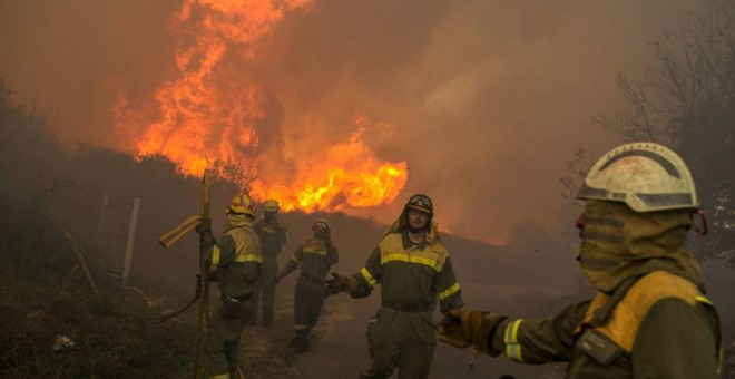 Brigadistas en labor de extinción del fuego. /EFE