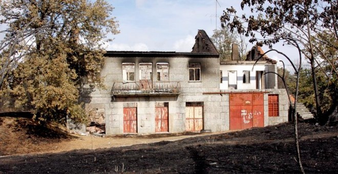 Vista de una vivienda arrasada por el fuego, en la localidad portuguesa de Panoias. / EFE