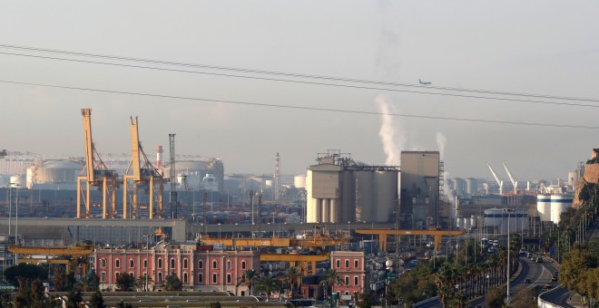 Vista general del puerto y del área industrial de Barcelona. REUTERS/Gonzalo Fuentes