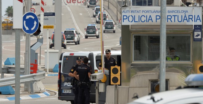 Policías en la entrada del Puerto de Barcelona. REUTERS/Vincent West