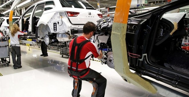 Trabajador de la compañía automovilística Seat. /EUROPA PRESS