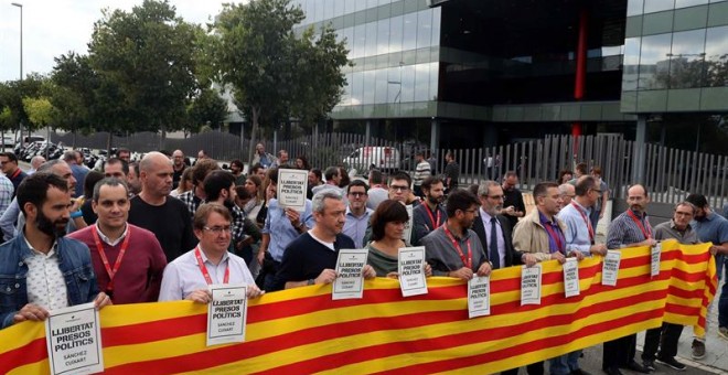 Trabajadores del Centro de Telecomunicaciones y Tecnologías de la Información (CTTI) de la Generalitat protestan ante su centro de trabajo por la presencia y registros que efectúa la Guardia Civil. - EFE