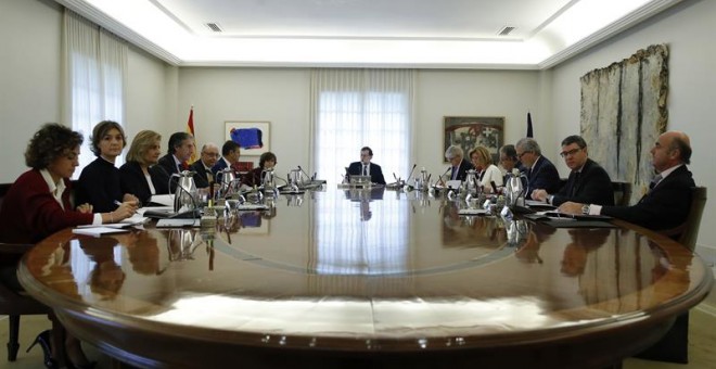 El jefe del Ejecutivo, Mariano Rajoy, preside la reunión extraordinaria del Consejo de Ministros en la que se aprobarán las medidas concretas en aplicación del artículo 155 de la Constitución, hoy el Palacio de la Moncloa. EFE/Juan Carlos Hidalgo
