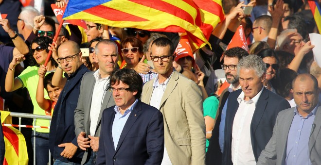 Carles Puigdemont acude a la manifestación en Barcelona contra la aplicación del artículo 155 de la constitución y por la libertad de los 'Jordis'.REUTERS/Ivan Alvarado