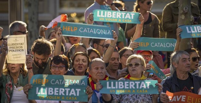 Manifestants en favor de l'alliberament de Jordi Sànchez i Jordi Cuixart /  EFE Enric Fontcuberta