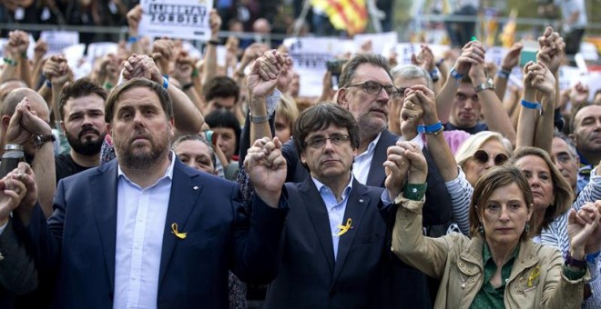 El presidente de la Generalitat, Carles Puigdemont; el vicepresidente Oriol Junqueras y la presidenta del Parlament, Carme Forcadell, durante la manifestación convocada por la Mesa por la Democracia para pedir la libertad de Jordi Sànchez y Jordi Cuixart,