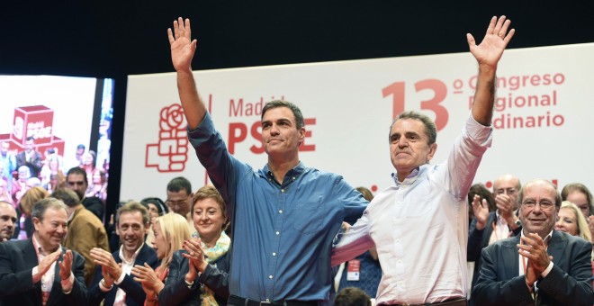 El secretario general del PSOE, Pedro Sánchez (i), junto al secretario general del PSOE-M, José Manuel Franco (d), en la clausura del XIII Congreso del PSOE-M que se ha celebrado en Coslada (Madrid). EFE/Fernando Villar