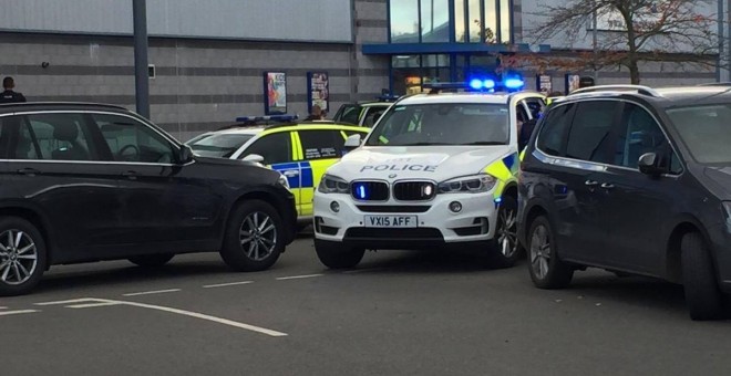 Un hombre armado toma varios rehenes y se encierra en un supermercado de Reino Unido./Twitter