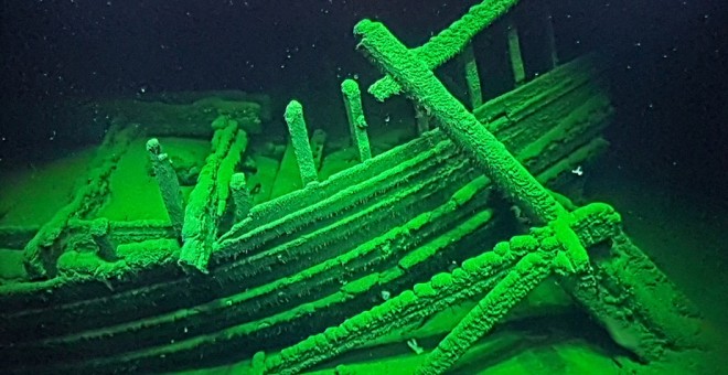 Imagen de la popa de un barco romano descubierto este año a 2.000 metros de profundidad en el Mar Negro. En primer plano uno de los dos timones, unido a su caña. / JOHAN RÖNNBY, BLACK SEA MAP