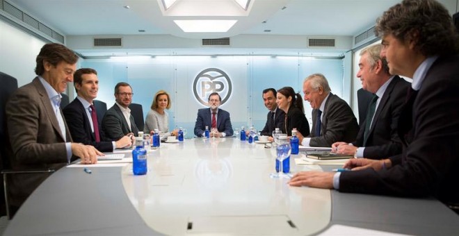 El presidente del Gobierno, Mariano Rajoy, junto a los principales dirigentes del PP en la Junta Directiva Nacional. | TAREK MOHAMED (EFE)