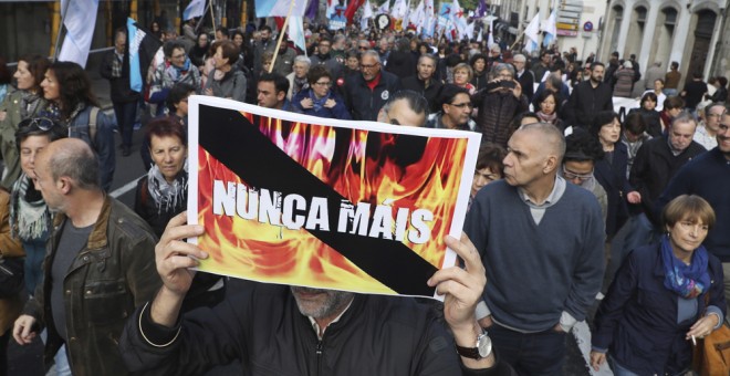 Manifestación en protesta por los incendios este domingo en Santiago de Compostela. EFE
