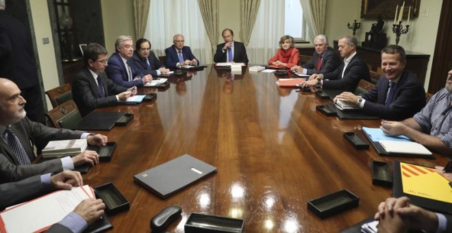 El presidente del Senado, Pío García -Escudero,fondo, preside la constitución de la comisión 'ad hoc' que se encargará de dar curso al escrito enviado por el Gobierno para adoptar medidas del artículo 155. /EFE