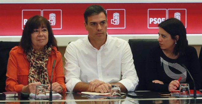 Cristina Narbona, Pedro Sánchez y Adriana Lastra, este lunes. EFE/Fernando Alvarado