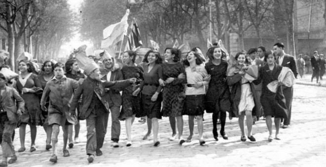 Mujeres celebrando la proclamación de la Segunda República