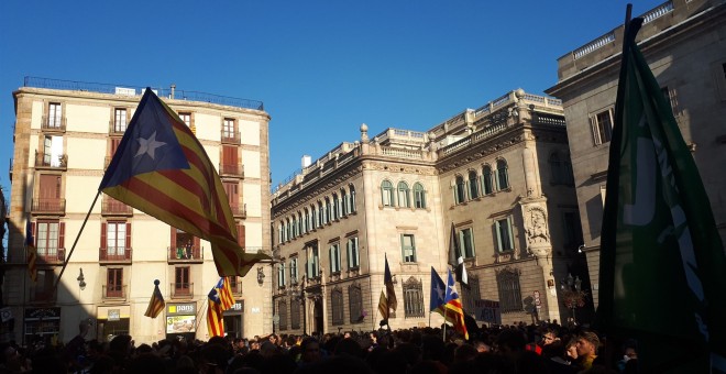 Concentració a la plaça de Sant Jaume, mentre Puigdemont anunciava al Palau de la Generalitat que descarta convocar eleccions anticipades.